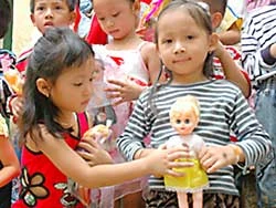Tặng nhiều búp bê và đồ chơi cho trẻ em ở Nghĩa An, Quảng Ngãi